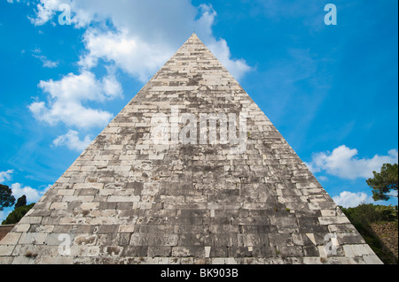 Die Pyramide in Piazza della Piramide gefunden. Rom, Italien. Stockfoto