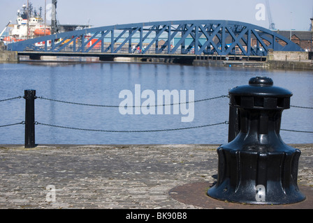 Blick in Richtung Leith Docks aus dem Wasser von Leith in Edinburgh, Schottland. Stockfoto