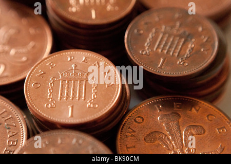 Stapel von britischen Kupfermünzen, 1 p und 2p-Stücke. Stockfoto