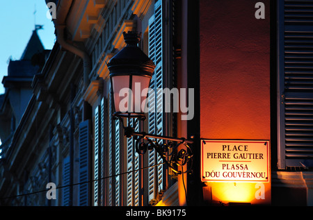 STRRET Lampe, Fassade in der Altstadt von Nizza Abend, Frankreich Stockfoto