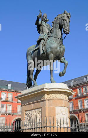 Madrid, Spanien. Plaza Mayor. Bronzene Reiterstatue (1616) von Philip (Felipe) III Stockfoto