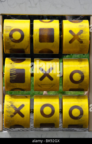 Tic Tac Toe-Spiel auf einem Kinderspielplatz Stockfoto