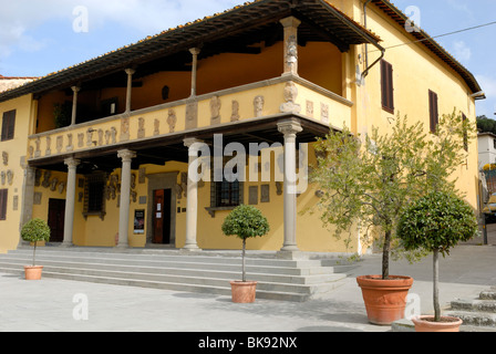 Palazzo Pretorio di Fiesole, das Rathaus von Fiesole. Der Palast wurde im 14. Jahrhundert erbaut. Die Fassade des Palastes ist decorat Stockfoto