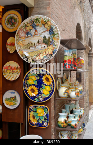 San Gimignano ist sehr berühmt für seine bunten Keramikarbeiten. Zu verkaufen Keramik Geschäfte in Via San Matteo Tellern, Vasen, Töpfe... Stockfoto