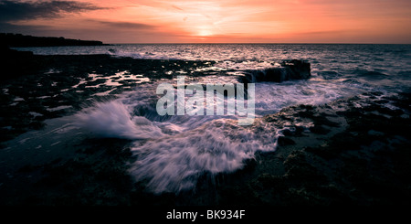 Sonnenaufgang über dem Meer, am Portland Bill, Dorset Stockfoto