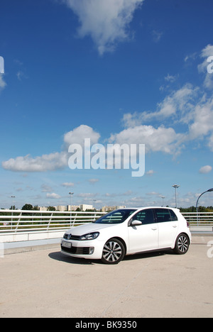 Volkswagen Golf VI GTD - 2009 - weiss - fünf Türen (5D) - deutsche untere Mittelklasse-Auto, Segment C - Parken (Parkplatz) Stockfoto