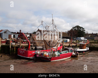 Angelboote/Fischerboote ein mit hängenden Strahl Schleppnetze im Hafen von Brancaster North Norfolk Stockfoto