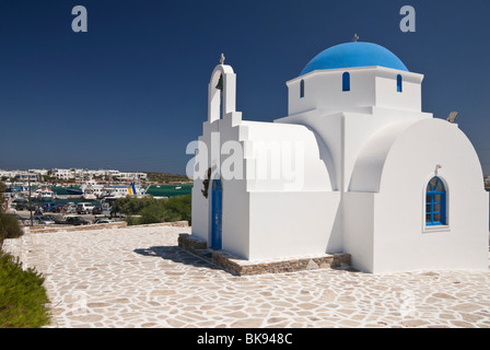 Orthodoxe blaue Kuppel weiß getünchte Kirche auf der Insel Antiparos, Griechenland Stockfoto