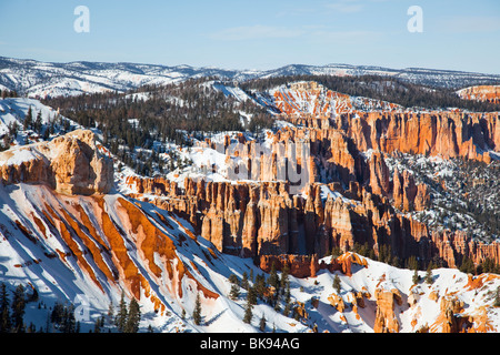 Von Rainbow Point gesehen, dünn, hervorstehende spitzen Felsen, Hoodoos in Tausenden von Jahren durch Erosion entstanden. Stockfoto