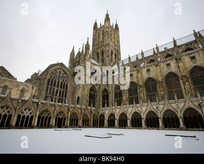 Die Kathedrale von Canterbury mit Schnee in Canterbury, Kent, UK bedeckt. Stockfoto