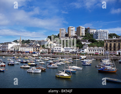 Blick über den Hafen von Vane Hill in Torquay zum beliebten Ferienort an der englischen Riviera Stockfoto