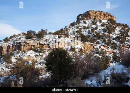 Ein Winterwanderweg führt vorbei an interessanten Felsformationen von Escalante Petrified Forest, entlang der südlichen Utah SB 12. Stockfoto