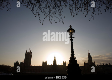 Elizabeth Turm inmitten der gotischen Architektur von Großbritanniens Houses of Parliament, von der Böschung bei Sonnenuntergang gesehen. Stockfoto