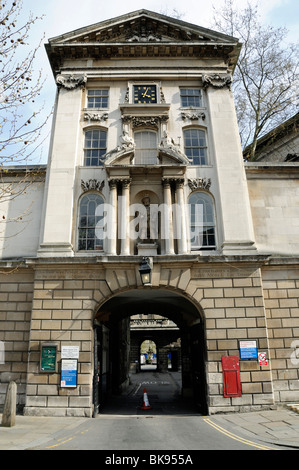 Bartholomäus Krankenhaus, Henry VIII Tor auf Giltspur Street City of London England Großbritannien UK Stockfoto