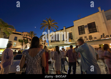 Party Gäste im Hafen von Puerto Banus, Marbella, Andalusien, Spanien Stockfoto