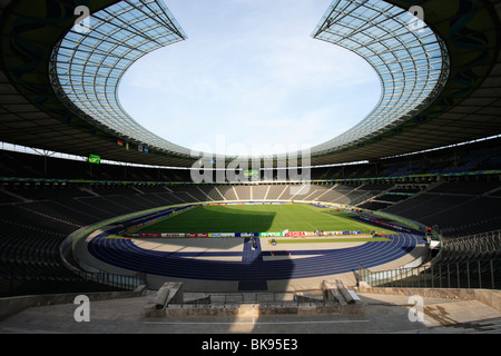 Allgemeine Ansicht des Olympiastadions in Berlin, Deutschland, einen Tag vor dem Viertelfinalspiel der FIFA Fußball-Weltmeisterschaft zwischen Argentinien und Deutschland. Stockfoto