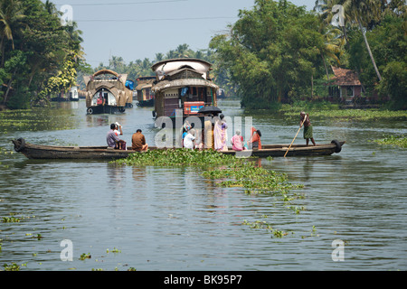 Traditionelle Hausboote, Kettuvallams, verlassen für einen Rückstau Kreuzfahrt in Aleppey (Alapuzzha), Kerala, Indien. Stockfoto