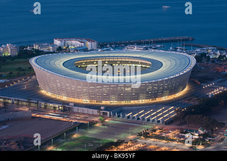 Blick auf das fertige Green Point Stadion in der Nacht vom Signal Hill. Konstruiert für die WM 2010, Cape Town, Südafrika Stockfoto