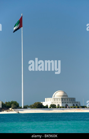 Die Abu Dhabi Theater und die Fahne der VAE entlang der Uferpromenade in Abu Dhabi, der Hauptstadt der VAE. Stockfoto