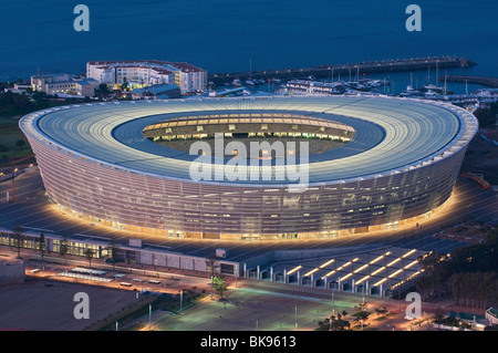 Blick auf das fertige Green Point Stadion in der Nacht vom Signal Hill. Konstruiert für die WM 2010, Cape Town, Südafrika Stockfoto