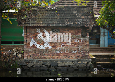 Kommunistische Partei ist mächtig in den Backwaters von Kerala, Indien. Stockfoto