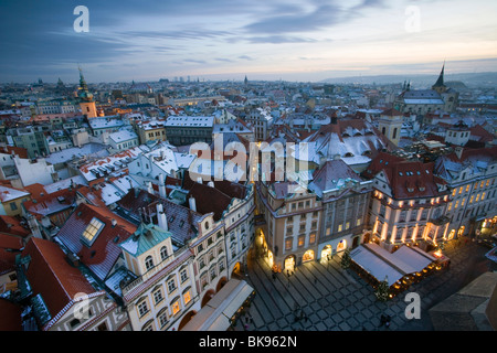 Luftaufnahme von Prag gesehen aus dem astronomischen Turm auf dem Altstädter Ring in der Abenddämmerung in Prag, Tschechien. Stockfoto