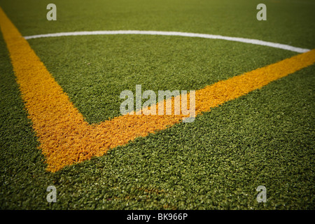 Eine Nahaufnahme von einem Eckelement ein full-Size-Fußball- oder Fußball Tonhöhe bei einem Amateurverein. Stockfoto