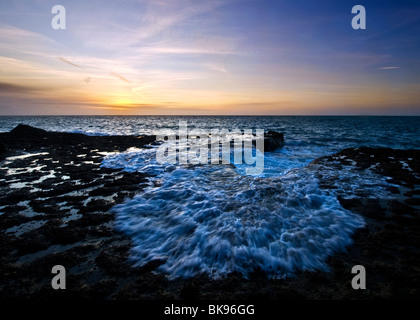 Sonnenaufgang über dem Meer, am Portland Bill, Dorset Stockfoto