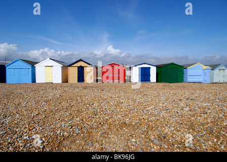 Mehrfarbige Strandhütten an der Südküste in Hastings, England Stockfoto