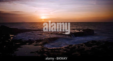 Sonnenaufgang über dem Meer, am Portland Bill, Dorset Stockfoto