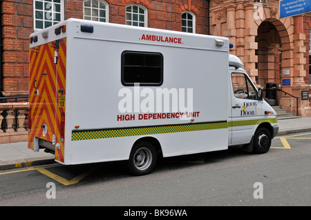 Hohe Abhängigkeit Krankenwagen (nicht NHS) geparkt außerhalb der nationalen Krankenhaus für Neurologie & Neurochirurgie Stockfoto
