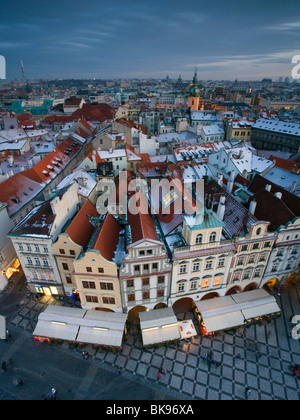 Luftaufnahme von Prag gesehen aus dem astronomischen Turm auf dem Altstädter Ring in der Abenddämmerung in Prag, Tschechien. Stockfoto