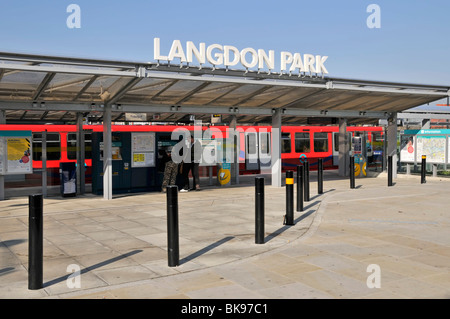 Direkter begehbarer Zug für Passagiere am Langdon Park DLR-Bahnsteig am Dach montiertes Schild blauer Himmel sonniger Tag Poplar East London England Großbritannien Stockfoto