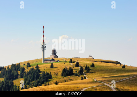 Blick auf den Gipfel des Feldbergs mit Wetterstation und Feldberg-Turm, Regierungsbezirk Freiburg, Baden-Württemberg Stockfoto