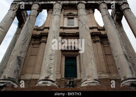 Der Tempel des Antoninus und der Faustina ist ein antiker römischer Tempel in Rom, angepasst an die Kirche von San Lorenzo in Miranda. Stockfoto