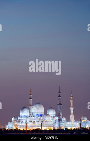 Abenddämmerung Blick auf die Sheikh Zayed Moschee in Abu Dhabi, der Hauptstadt der Vereinigten Arabischen Emirate. Stockfoto