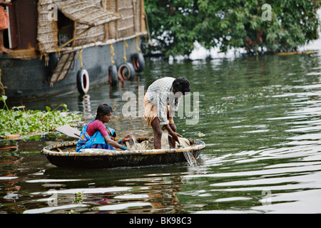 Fischer Überprüfung seiner Netze in einem Rückstau-Kanal in Kerala, Indien. Stockfoto