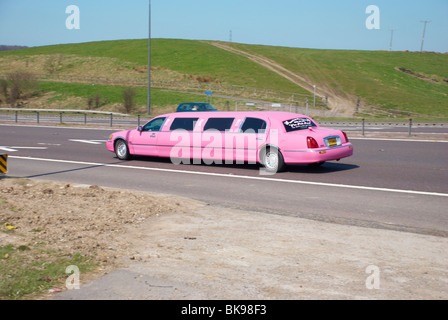 Rosa gestreckten Limousine auf der M62 (in der Nähe von Outlane). Stockfoto