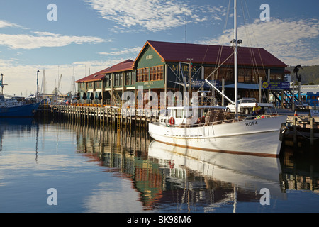 Angeln, Boote und Mures Fischrestaurant, spiegelt sich in Victoria Dock, Hobart, Tasmanien, Australien Stockfoto