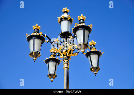 Straßenlaternen auf dem Gelände der Palacio Real, Königspalast, Madrid, Spanien, Iberische Halbinsel, Europa vergoldet Stockfoto