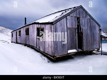 Ein verlassener Holzgebäude auf Deception Island in der Antarktis, längst verlassenen einer der Reste der Insel Walfangstation Stockfoto