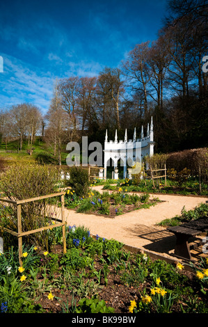 Die Exedra Gärten im Frühjahr in den Painwick-Rokoko-Garten in Cotswolds Stockfoto