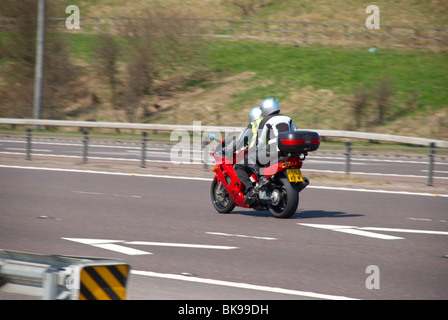 Biker auf der Autobahn M62 (in der Nähe von Outlane, Huddersfield). Stockfoto