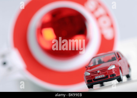 Miniatur-Autos und eine Polizei Signalisierung Scheibe, Polizeikontrolle, Geldbußen Stockfoto