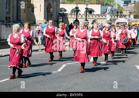 Morris-Tänzerinnen, die Teilnahme an der Prozession vor dem Oxford Folk Festival Stockfoto