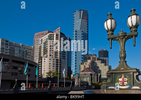 Skyline von Melbourne von Princes Bridge mit Stadtwappen auf standard-Lampe Stockfoto