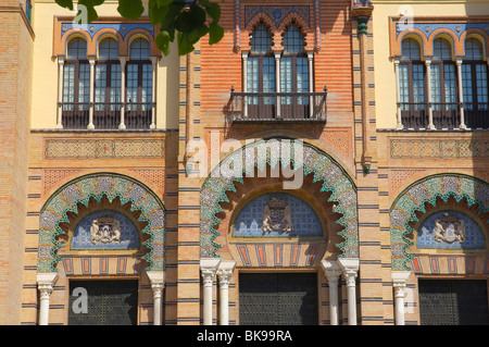 Museum der Volkskunst & Zoll im Mudéjar-Stil-Pavillon im Maria Luisa Park. Sevilla. Andalusien, Spanien Stockfoto