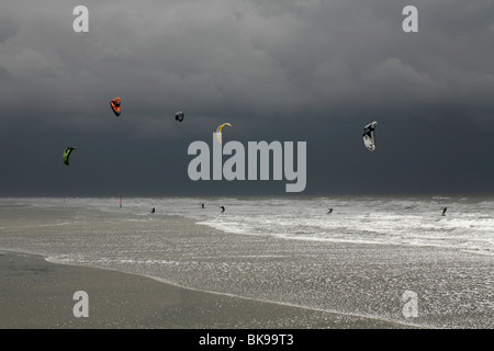 Kitesurfen bei einem Sturm auf der Nordsee, St. Peter-Ording, Schleswig-Holstein, Deutschland, Europa Stockfoto