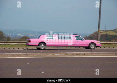 Rosa gestreckten Limousine auf der M62 (in der Nähe von Outlane). Stockfoto