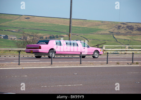 Rosa gestreckten Limousine auf der M62 (in der Nähe von Outlane). Stockfoto